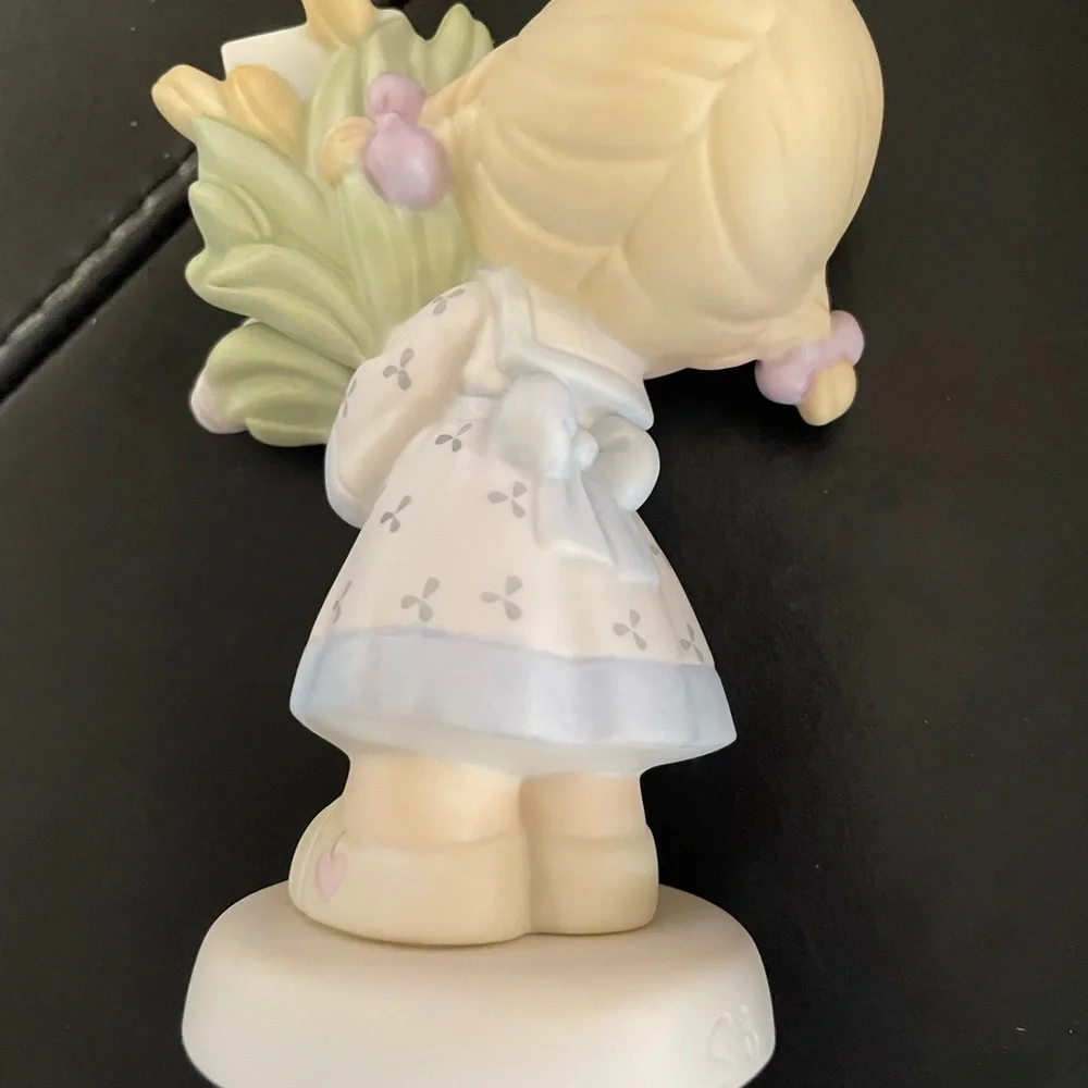 Precious Moments adorable figurine